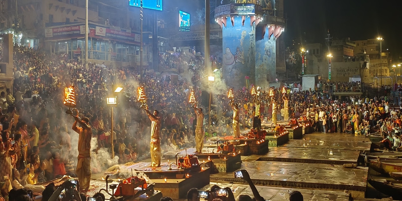 priests performing evening ganga aarti at vanaras