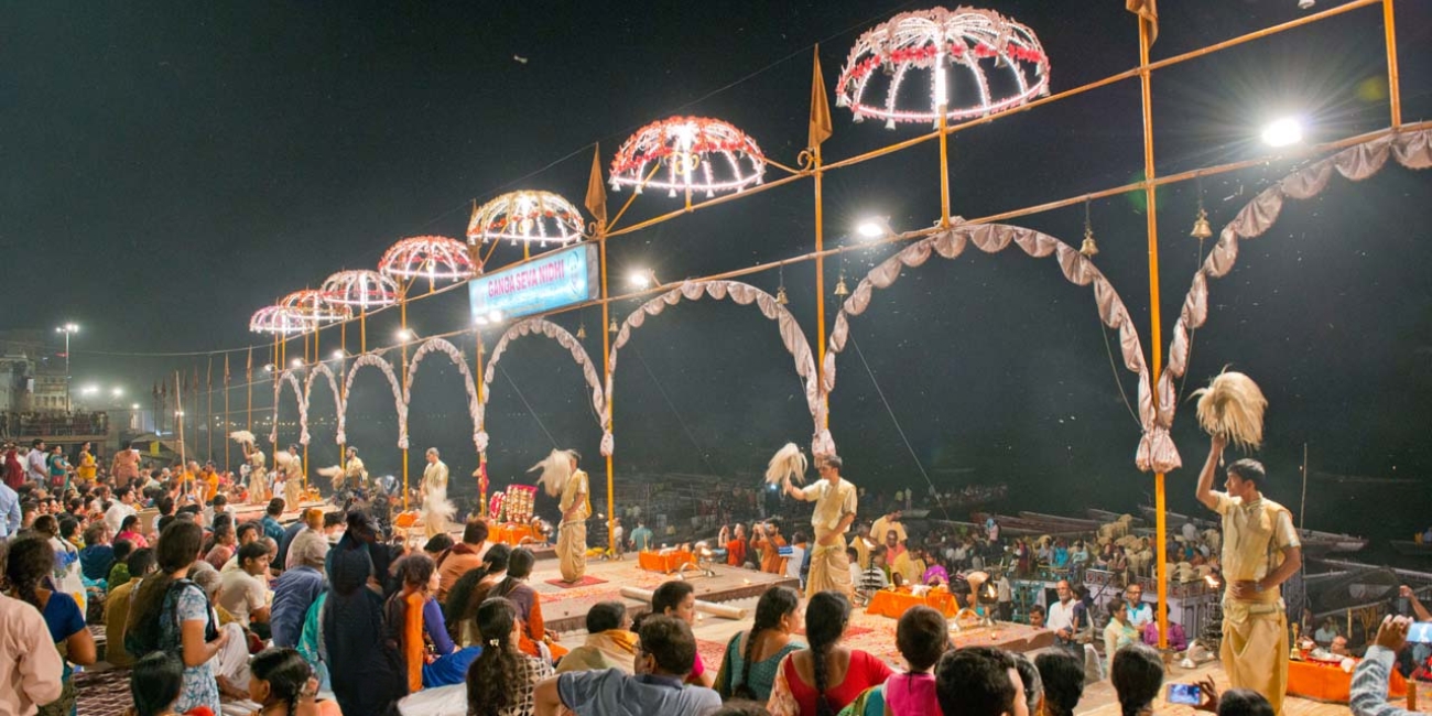 priests performing evening ganga aarti in synchronised movements at rajendra prasad Ghat